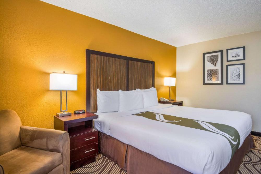 King Room - Non-Smoking interior